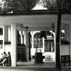 Původní pavilonek s pramenem před Kolonádou na pohlednici A. Glasera