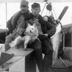 Nadporučík Max Hesse (v popředí) a poručík Rudolf Stanger s letadlem Albatros B I - Durch v Brzesku v Haliči na podzim 1914