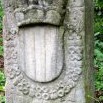 Schwarzenberský hraniční kámen umístěný v zámeckém parku v Lázních Bělohrad