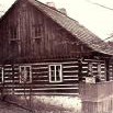 Dřevěnka u vchodu na městský stadion naproti DPS se za více než 100 let příliš nezměnila (Foto ateliér Joffé 1900)