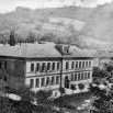 Původní školní budova z roku 1899 na historické pohlednici