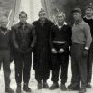 Rudolf Schröfel už jako trenér skokanů uprostřed svých svěřenců před skokanským můstkem v Trutnově
