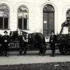 Podobný zápřah se zvony pro kat. kostel v Janských Lázních před školou v Maršově I. (1921)