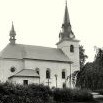 Buk a kostel na historické pohlednici