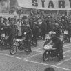 Start motocyklů před vstupem na výstaviště 1949