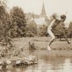Svobodská mládež se v roce 1937 koupala v parku u kostela