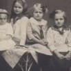 Četař Formann v pěchotní uniformě a jeho pět žen v roce 1916