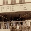 Váleční zajatci před vstupním portálem firmy Piette