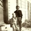 Otec a syn Šírlovi u vstupních dveří čp. 181