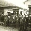 Drožkář Pettirsch (vlevo) a autobusy Alfreda Wintera (uprostřed v čepici) a Otto Rennera (vpravo v klobouku) před nádražím ve Svobodě v roce 1925 