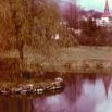 Pohled z Weisshuhnova parku přes jezírko ke svobodskému kostelu