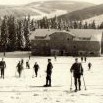 Na snímku téhož autora se tu v roce 1929 vesele lyžovalo