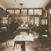 Pohled do interiéru kavárny před II. světovou válkou
