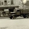 Trofejní náklaďák a zdevastovaná cukrárna s vlajkoslávou v létě 1945
