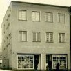 Dámský a pánský salon Jäger v novostavbě číslo 66 na pohlednici odeslané 1930