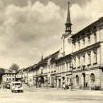 Náměstí Svornosti s budovou kina na dobové pohlednici vydavatelství Orbis 