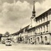 Náměstí Svornosti s budovou kina na dobové pohlednici vydavatelství Orbis 