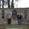 Václav Petira (vpravo) s autorem článku u Schwantnerova památníku obětem válek v Otovicích u Broumova