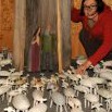 Tereza Komárková instaluje výstavu v galerii Veselý výlet