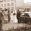 V pozadí za svatebčany je skladové provizorium po zbourané pekárně (28. 7. 1984)