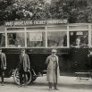 Jeden z prvních autobusů na nejznámější místní lince.