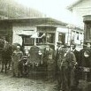 Autobusy a jejich řidiči sešikovaní před nádražím ve Svobodě nad Úpou - 1925.