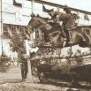 Beda s koněm nad překážkou při vojenských parkurových závodech