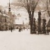 Náměstí v zimě na dobové pohlednici z fotoateliéru Josefa Jeschke