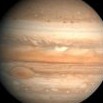 I největší planeta Sluneční soustavy, pruhovaný Jupiter má Rudou skvrnu