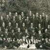 Spolek dobrovolných hasičů v Čisté z dvacátých let minulého století s mecenášem Hansem Moritzem Götzlem (uprostřed v buřince a vlevo nahoře ve výřezu)