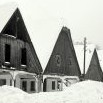 Svobodská rarita, dřevěné domky na náměstí v bílém hávu 