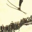 Dobový obrázek ze skokanských závodů na historické pohlednici