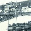 Návštěva při skokanských závodech v roce 1925 (Ve výřezu Adolf Berger a šikmo pod ním jeho chalupa čp. 16) 