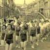 Slavnostní spartakiádní průvod směřuje svobodskou hlavní třídou ke stadionu