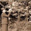 Frau Hiltscher z čp. 46 čekala pod rozkvetlou třešní už v 30. letech – foto Fritz Hiltscher 