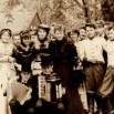 Majáles na hradě Pernštejně v roce 1957. Kašpar vlevo se jmenuje Tonda