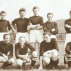 S rozježenými vlasy mezi stojícími Ruda Schröfel, v pokleku druhý Franta Hájek a první sedící zprava legenda Karel Lukavský