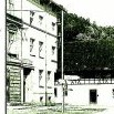 Moderní nárožní budova spořitelny v kontrastu s historickou zástavbou 