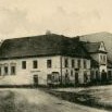 Neobvyklý pohled z náměstí, když bylo spíš návsí. Psal se rok 1908 