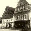 Ruch před cukrárnou zachytil v roce 1933 Bohumil Vavroušek z Prahy 