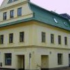 Fotogenický dům s barokizujícím štítem fotili všichni téměř z jedné dlaždice 