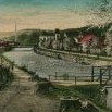 Opačný pohled od lávky k železnému mostu – historická pohlednice 