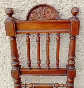 Detail opěradla židle z radnice ve Svobodě nad Úpou s městským znakem