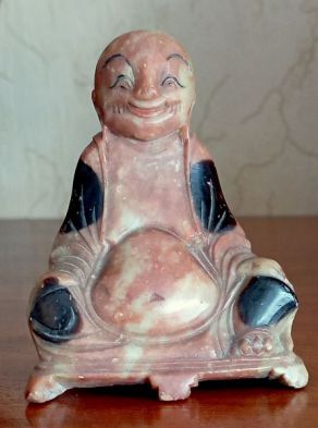 Smějící se Buddha - řezaný kámen