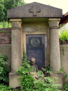 Náhrobek řídícího učitele Josefa Kahla na hřbitově ve Svobodě nad Úpou