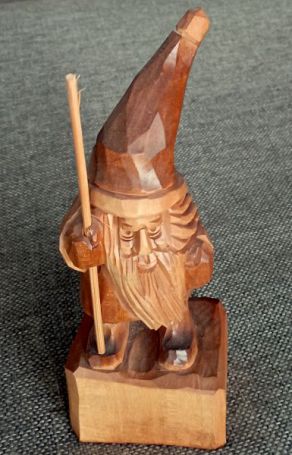 Krakonoš skřítek - lipové dřevo - suvenýr z Krkonoš Krakonoš skřítek - lipové dřevo - suvenýr z Krkonoš