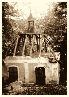 Demolice hřbitovní kaple v Maršově I - foto Jaroslav Hofman, květen 1996