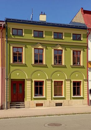 Opravená historizující fasáda na domě čp. 427 ve Svobodě nad Úpou v červnu 2026