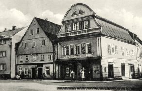 Steidlerova pekárna ve Svobodě nad Úpou (uprostřed)