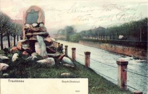 Tzv. Rauchův pomník v Trutnově na dobové pohlednici